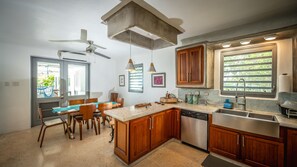 Réfrigérateur, four à micro-ondes, un four, surface de cuisson