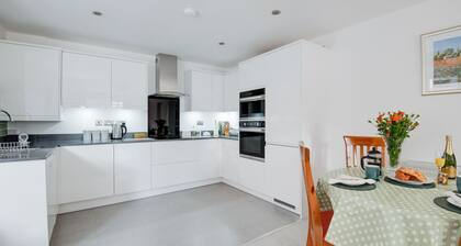 'Spire View' New Forest Holiday Home - 3 minutes walk to the open forest