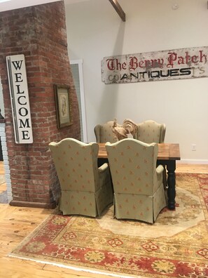 Dining - County Cottage Fully Renovated- close to everything! (Franklin)