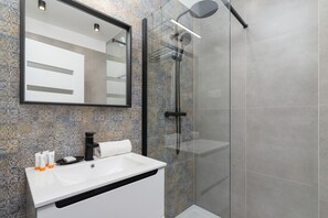Shower, towels - Pod Czapl? Studio Apartments by Renters (Kraków)