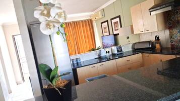 Kühlschrank, Mikrowelle, Ofen, Wasserkocher