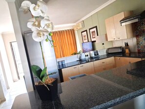 Fridge, microwave, oven, electric kettle - Westpoint Sandton Skyline apartment (Sandton)