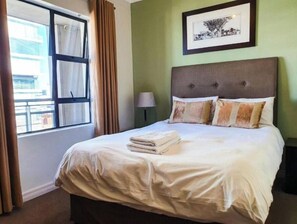 2 bedrooms, iron/ironing board, free WiFi, bed sheets - Westpoint Sandton Skyline apartment (Sandton)