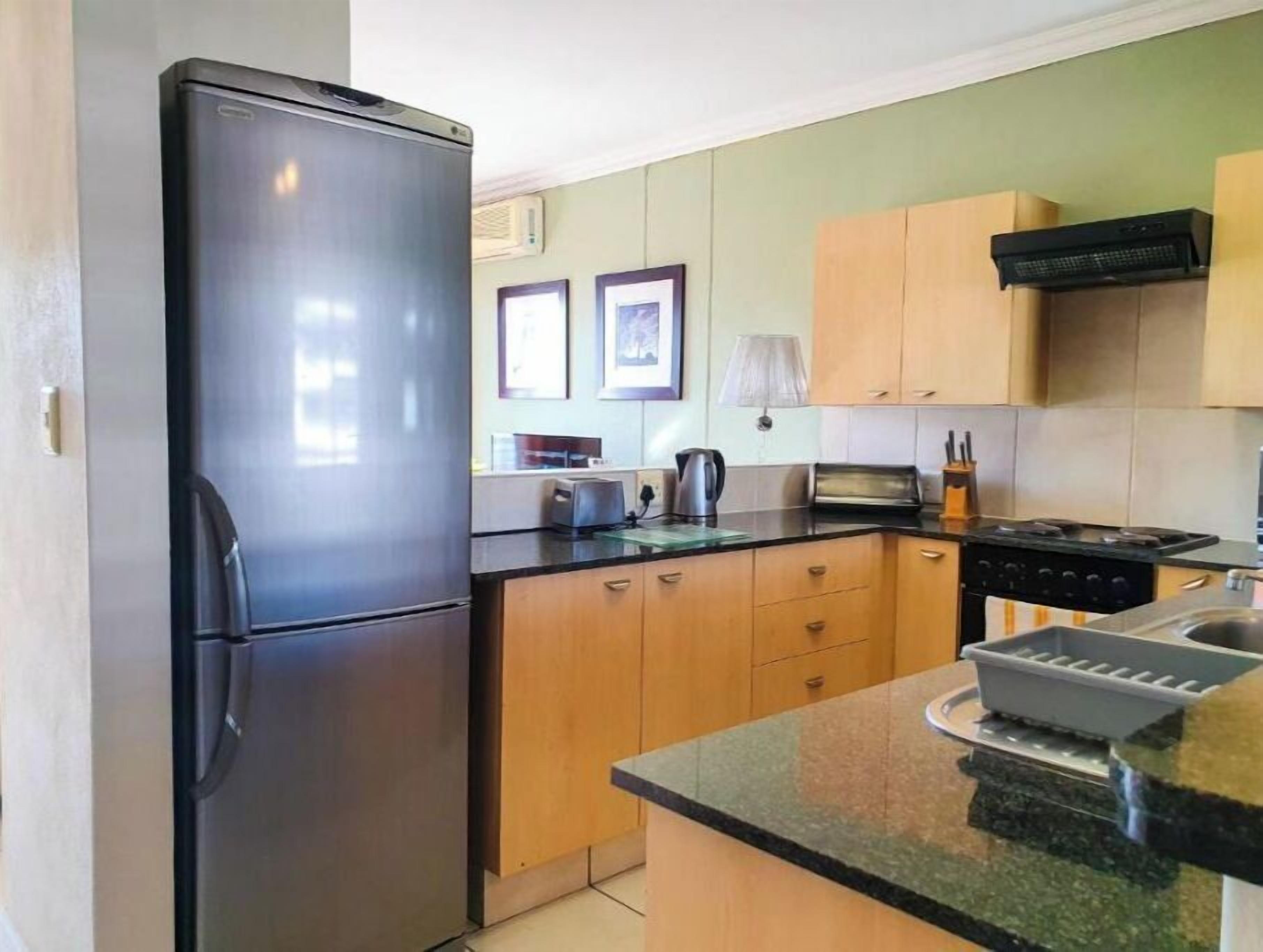 Kühlschrank, Mikrowelle, Ofen, Wasserkocher