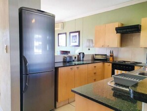 ثلاجة، ميكروويف، فرن، غلّاية كهربائية