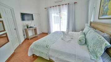 4 bedrooms, iron/ironing board, free WiFi