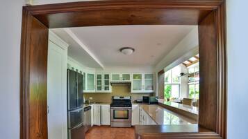 Lemari es besar, microwave, mesin pencuci piring, dan penanak nasi