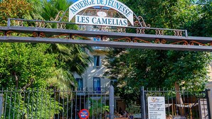 A gated entrance with a sign reading "Auberge de Jeunesse Les Camelières." - Auberge de Jeunesse HI Nice - Les Camélias (Nice)
