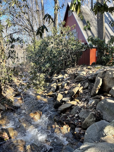 Relaxing Creek Cabin!