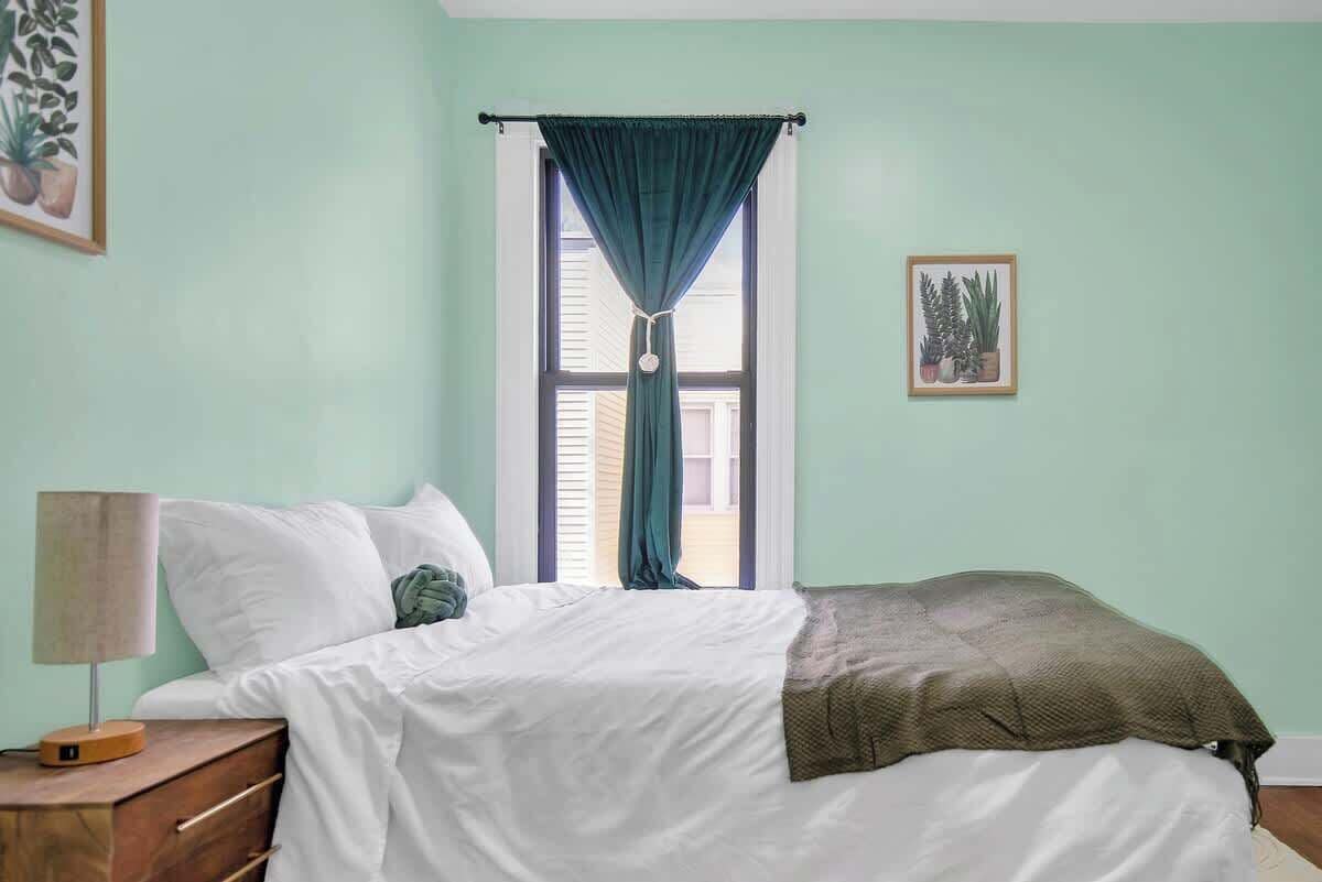 5 soverom, memory foam-senger, blendingsgardiner og strykejern/-brett