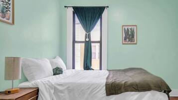 5 soverom, memory foam-senger, blendingsgardiner og strykejern/-brett