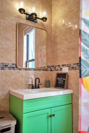 Regadera, secadora de cabello, toallas, jabón 