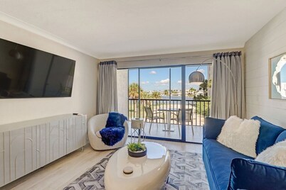 Just Steps to Vanderbilt Beach, Next to Ritz Carlton - Remodeled 2020
