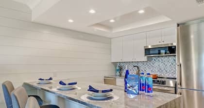 Just Steps to Vanderbilt Beach, Next to Ritz Carlton - Remodeled 2020