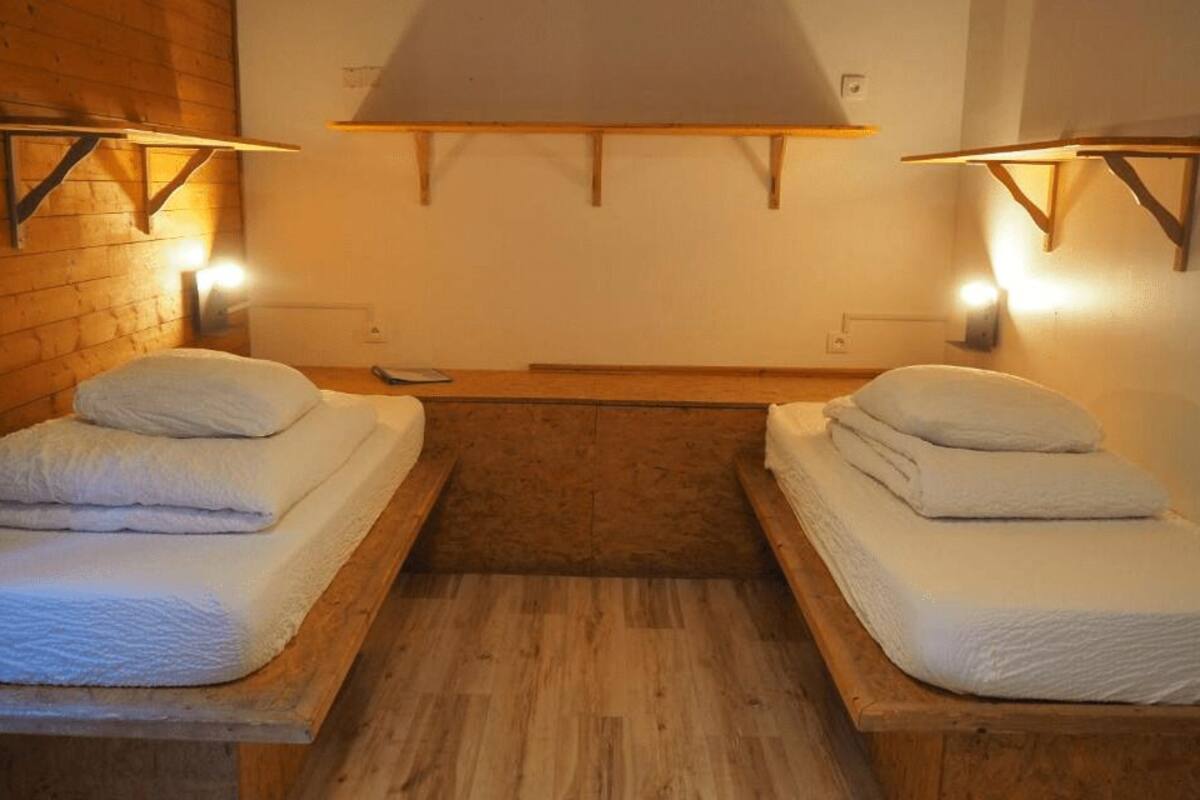 Chambre avec lits jumeaux, salle de bains commune