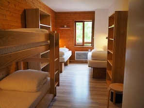 Neljän hengen huone (with shower) | 1 makuuhuone, vuodevaatteet
