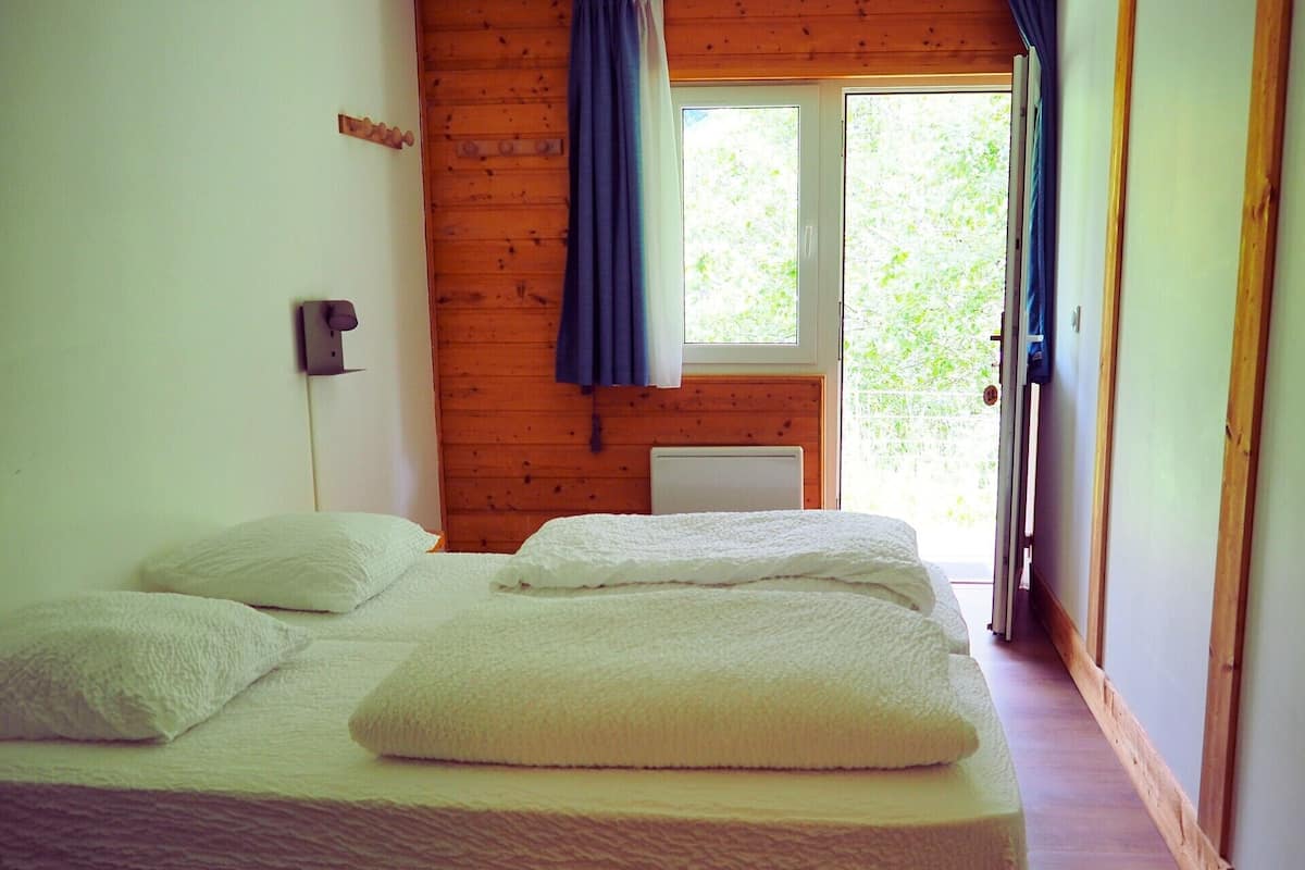 ห้องทวิน (with shower) | ผ้าปูที่นอน