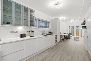 Réfrigérateur, micro-ondes, four, lave-vaisselle