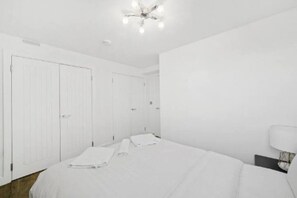 3 bedrooms, desk, iron/ironing board, free WiFi