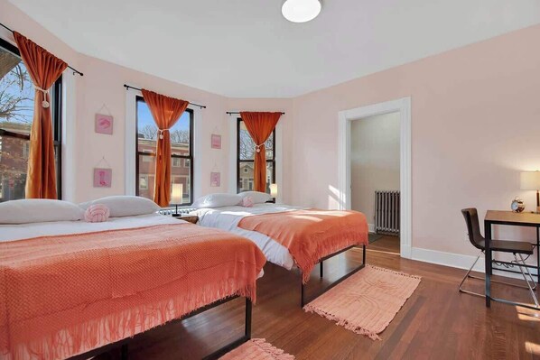 5 makuuhuonetta, memory foam -patjalliset sängyt, silitysrauta/-lauta