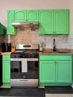 Jääkaappi, mikroaaltouuni, uuni, liesi