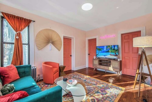 PinkN'Peachy: East Rock 5 Mins from DT|Yale 5 beds