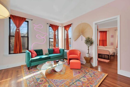 PinkN'Peachy: East Rock 5 Mins from DT|Yale 5 beds