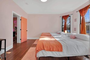 5 Schlafzimmer, Betten mit Memory-Foam-Matratzen, Bügeleisen/Bügelbrett