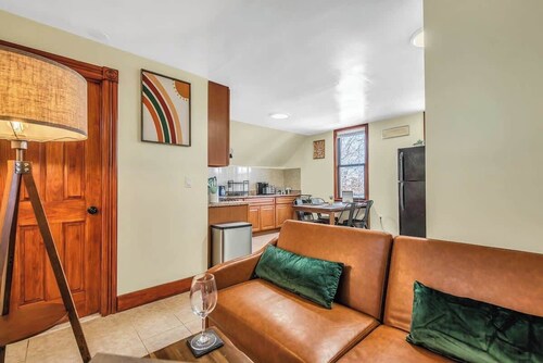 VintageGem: Prime East Rock 5 mins to Yale 5 beds