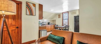VintageGem: Prime East Rock 5 mins to Yale 5 beds