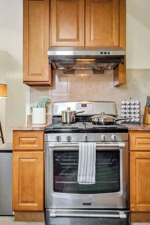 Een koelkast, een microgolfoven, een oven, een kookplaat