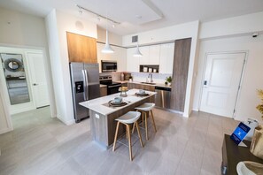 Private kitchen - Beautiful 1 bedroom apartment with balcony and resort style pool,gym & parking (Miramar)