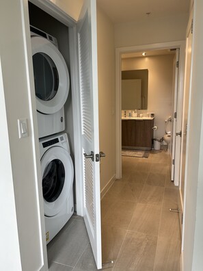 Bathroom - Beautiful 1 bedroom apartment with balcony and resort style pool,gym & parking (Miramar)