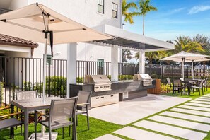 Outdoor dining - Beautiful 1 bedroom apartment with balcony and resort style pool,gym & parking (Miramar)