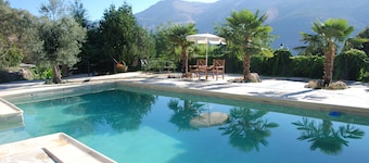Country cottage for 4 with large swimming pool in Sierra Nevada National park.