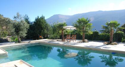 Country cottage with large swimming pool in Sierra Nevada National park.