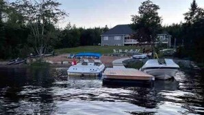 Un puerto deportivo con varias embarcaciones amarradas.