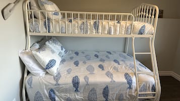 2 bedrooms, desk, iron/ironing board, WiFi