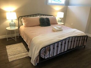 2 soverom, skrivebord, strykejern/-brett og wi-fi (mot et tillegg)