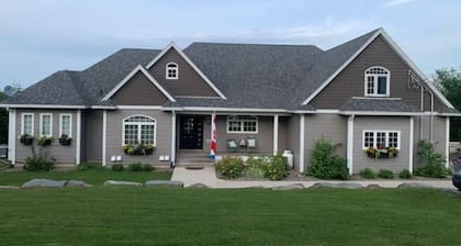 Relaxing lakefront retreat on Porters Lake - 30 mins to downtown Halifax!