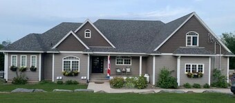 Relaxing lakefront retreat on Porters Lake - 30 mins to downtown Halifax!