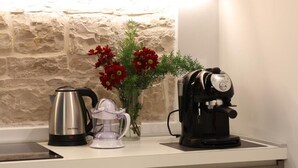 Espressomaskin, kjøleskap, vannkoker og brødrister