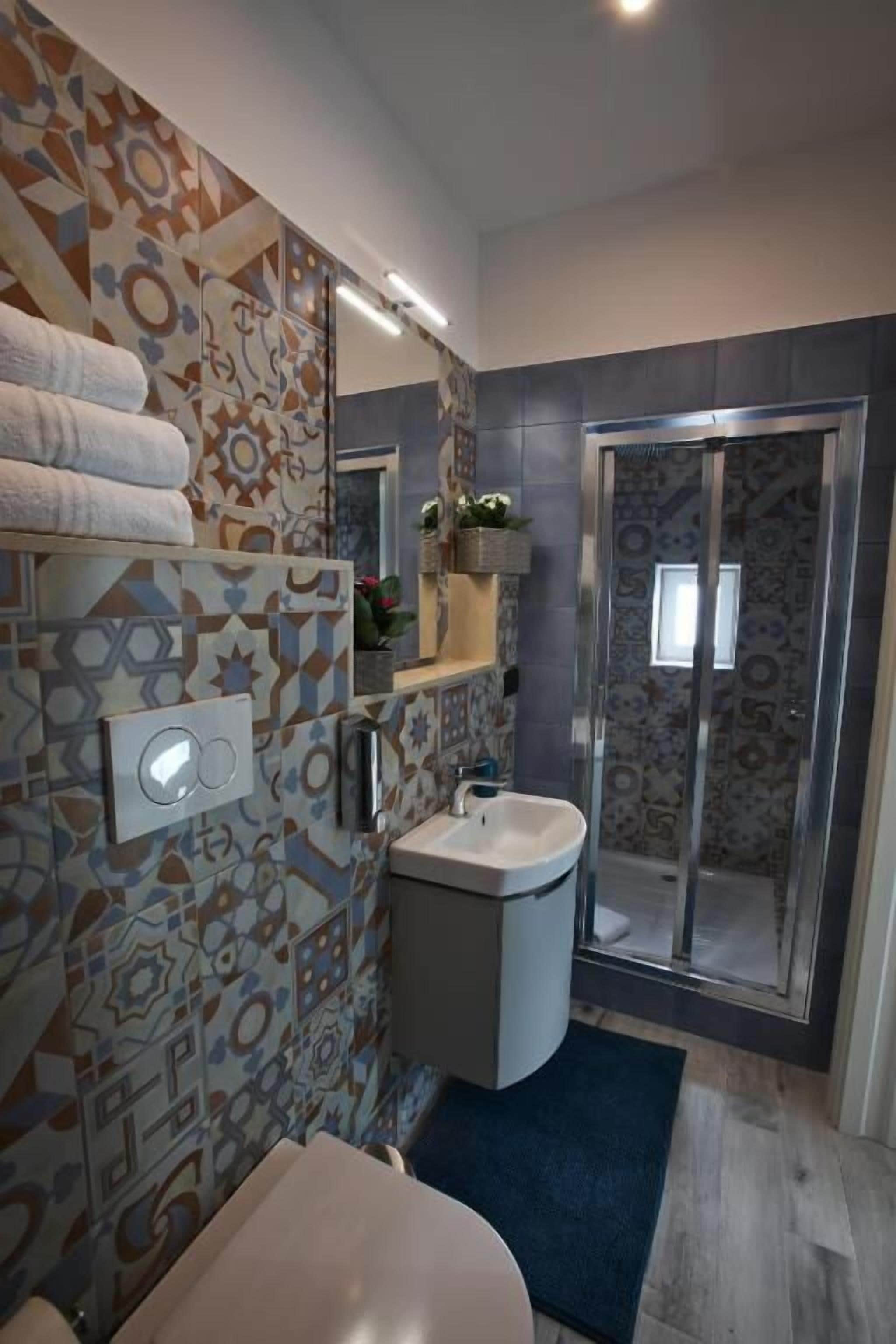 Shower, rainfall showerhead, free toiletries, hair dryer