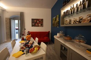 Daily self-service breakfast (EUR 5 per person) - B&B Arco Caputi (Ruvo di Puglia)