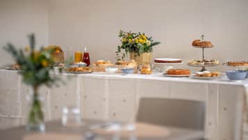 Café da manhã com buffet todos os dias (EUR 15 por pessoa)