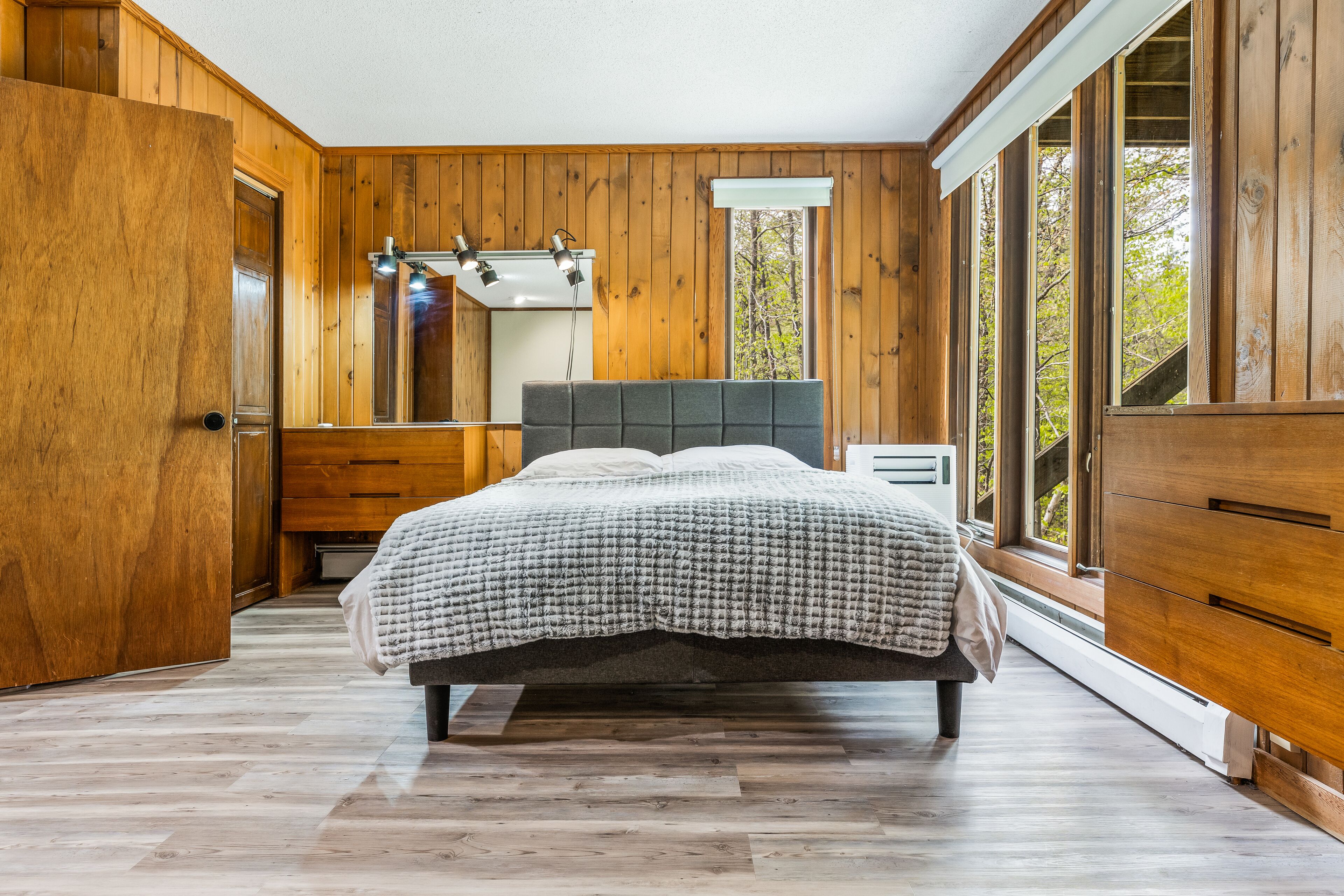 Mount Snow Luxury Villa with Hot Tub, Jacuzzi and Sauna.