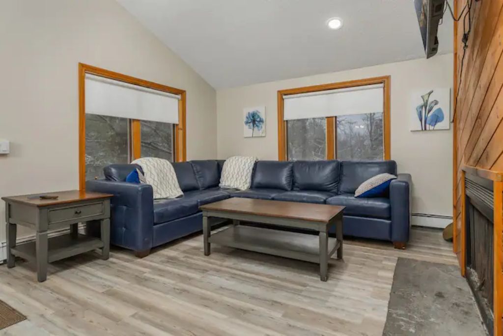 Mount Snow Luxury villa with Hot Tub. 3 bedrooms and 2 bathrooms sleeping 6.