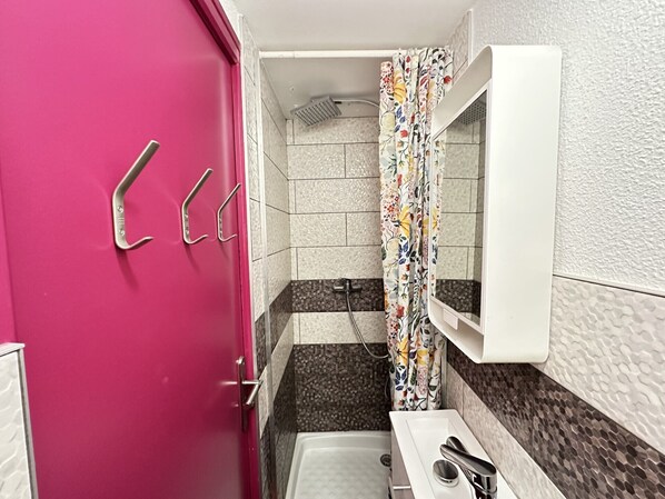 Bathroom - Auberge de Jeunesse HI Le Mont-Dore (Mont-Dore)