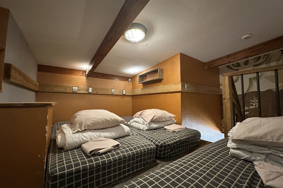 Trippelrum (with bathroom) | 1 sovrum och sÀngklÀder