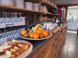 Café da manhã com buffet todos os dias (EUR 6.9 por pessoa) 